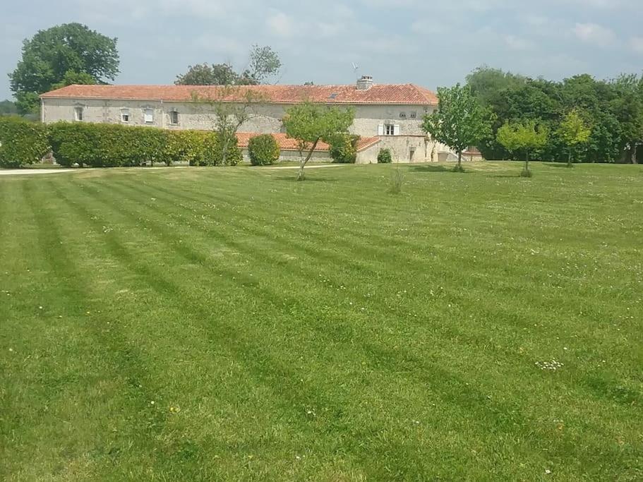 Maison Charentaise A La Campagne Becheresse Экстерьер фото