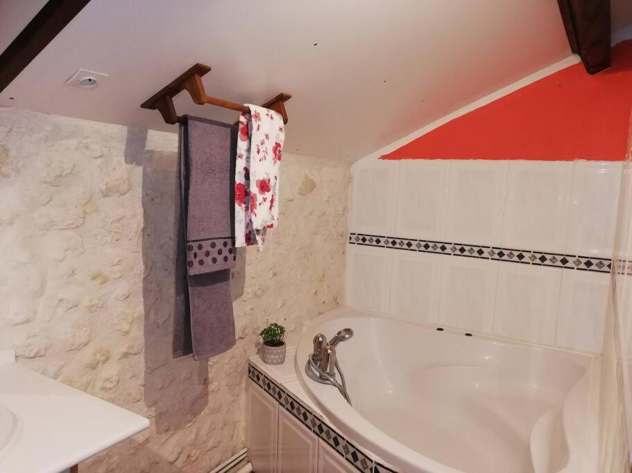 Maison Charentaise A La Campagne Becheresse Экстерьер фото