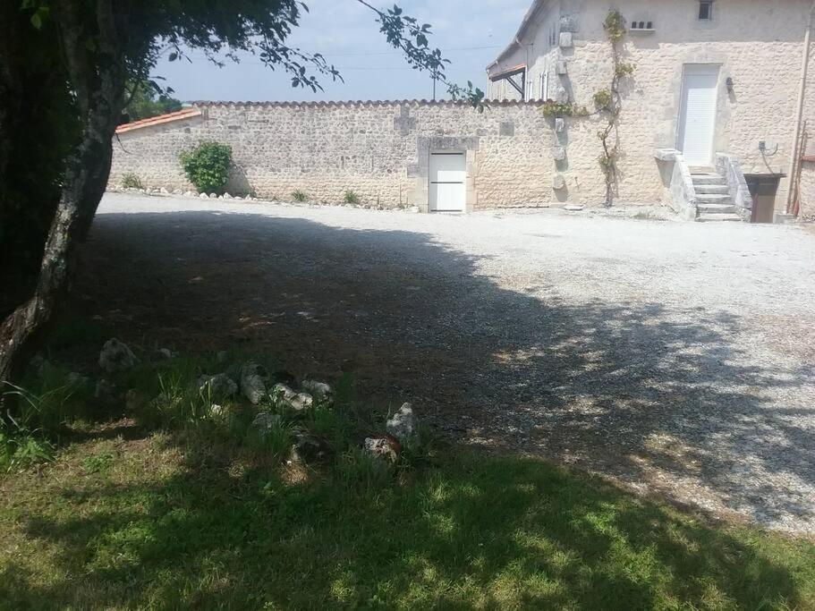 Maison Charentaise A La Campagne Becheresse Экстерьер фото